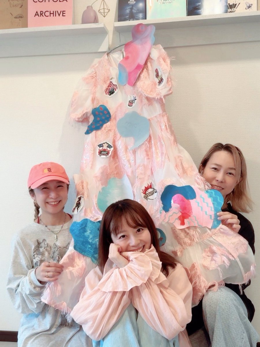 neatsyui's tweet photo. ⭐️ポッドキャスト更新⭐️

まくらごと Ep.49
「同じ子ども部屋で育った私たち」
Guest：志度ゆうりちゃん（空間美術アーティスト）
�� https://t.co/QwMv3ZFBhI

＼＼3週連続／／
ゆうりちゃんゲスト企画スタート！

空間美術アーティスト・志度ゆうりちゃんをお迎えして、たっぷり3週にわたってお届けします🩷

●空間美術アーティスト志度ゆうりちゃんが来てくれました！
●Neat’s＆新津由衣の世界観の重要人物
●同じ子ども部屋で育った私たち
●空間美術ってどんなお仕事？

Neat’sやGOKKOの世界観を一緒につくってきた仲間だからこそ話せる、ものづくりの原点や空間美術のお話をたっぷりお届けします✨

ゆうりちゃん @SidYuuri と
イソム @isomuuu と繰り広げるいつもの3人のおしゃべりをのぞき聞きしにきてね☺️🛏️

#まくらごと で、
感想やゆうりちゃんへのメッセージもぜひお待ちしています📮

Spotify、Apple、Amazonなどで配信中です🎧