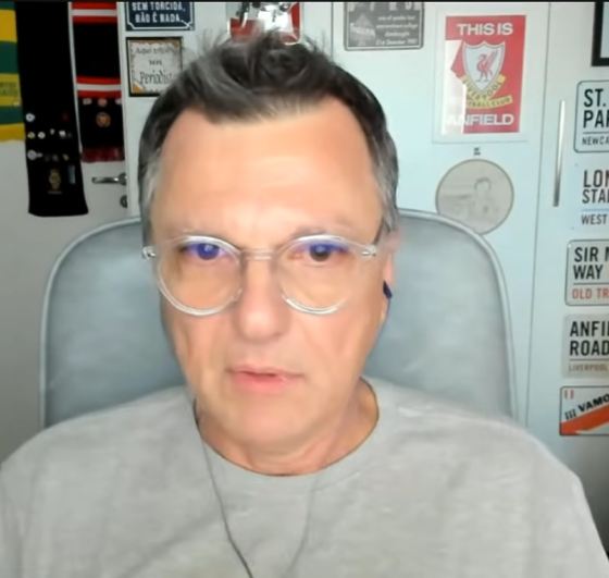 MinDefBahea's tweet photo. Mauro Cezar fez uma das perguntas mais desconfortáveis do debate sobre as bets nesta Copa.

A campanha contra a CazéTV ganhou força, a liminar saiu e o canal virou o principal alvo. 

Foi aí que Mauro interrompeu a discussão com uma pergunta simples:

"O que endivida mais as famílias? As Bets ou o sistema financeiro que oferece crédito a pessoas que ganham pouco?"

Um aposentado que consegue R$ 500 emprestado, não consegue pagar os juros absurdos e fica nas mãos do banco. 

Cartão de crédito. Cheque especial. Consignado. Isso ninguém discute.

E a seletividade vai além. 

Corrida de cavalo pode apostar. Jockey Club vive de aposta. Loteria do governo pode. 

Propaganda de bebida alcoólica tudo bem. 

Na Inglaterra havia casa de aposta a cada esquina antes mesmo de existir site.

"Se é para falar sobre Bets, deveria falar sobre tudo. Não pode ser só CazéTV."

Sobre o governo ele foi ainda mais direto: a razão pela qual as Bets não foram proibidas é porque o governo quis arrecadar com elas. 

E proibir não funcionaria de qualquer forma porque quem quer apostar acessa pela internet de onde estiver.

O caminho é regulamentar. Publicidade, funcionamento, geração de empregos, organização do setor.

O jornalista @demetriovec Demétrio Vecchioli respondeu chamando o argumento de lógica idiota e defendendo que aceitar anunciante não compra silêncio editorial. 

O debate é legítimo.

E por isso, quero saber a sua opinião:

Se o seu clube tem Bet na camisa e você nunca protestou, você tem moral para criticar a CazéTV pelo mesmo motivo?

🎙️ Barbacast — link abaixo
#Bet #CazéTV #mídia #futebol #regulamentação #MauroCezar #imprensa