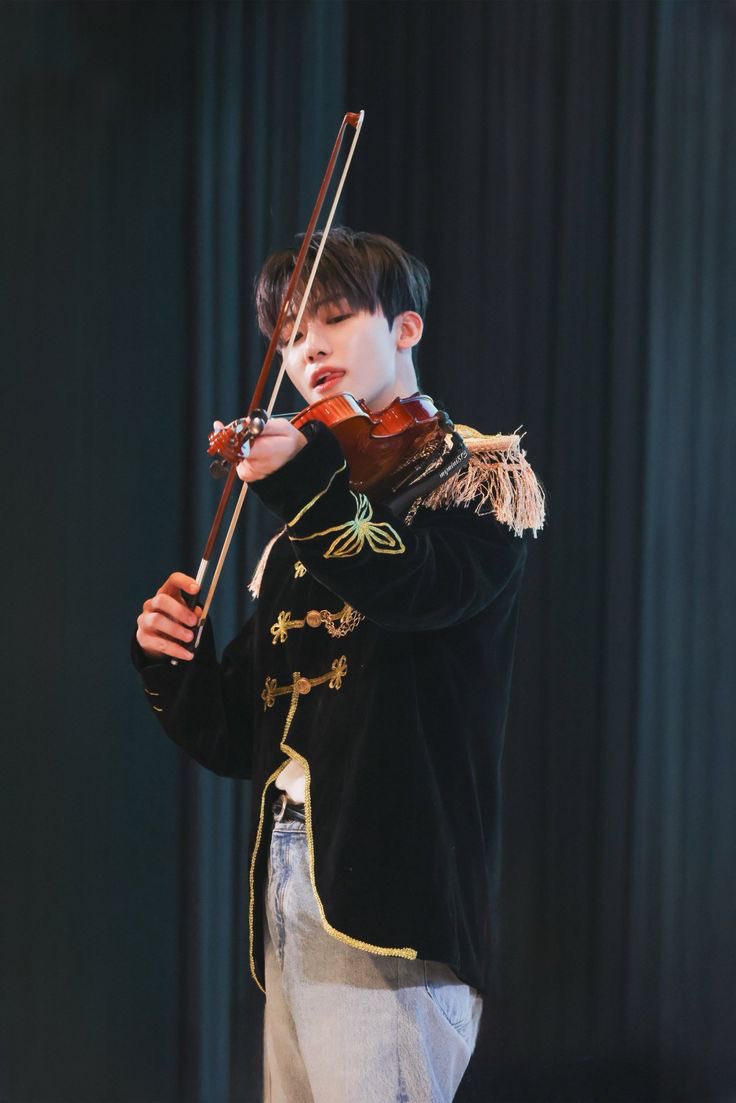 musemynana's tweet photo. 이렇게 생긴 바이올리니스트가
브람스 왈츠 op.39 no.15를 연주해준다면 。。 https://t.co/Iq2LsoH7L0