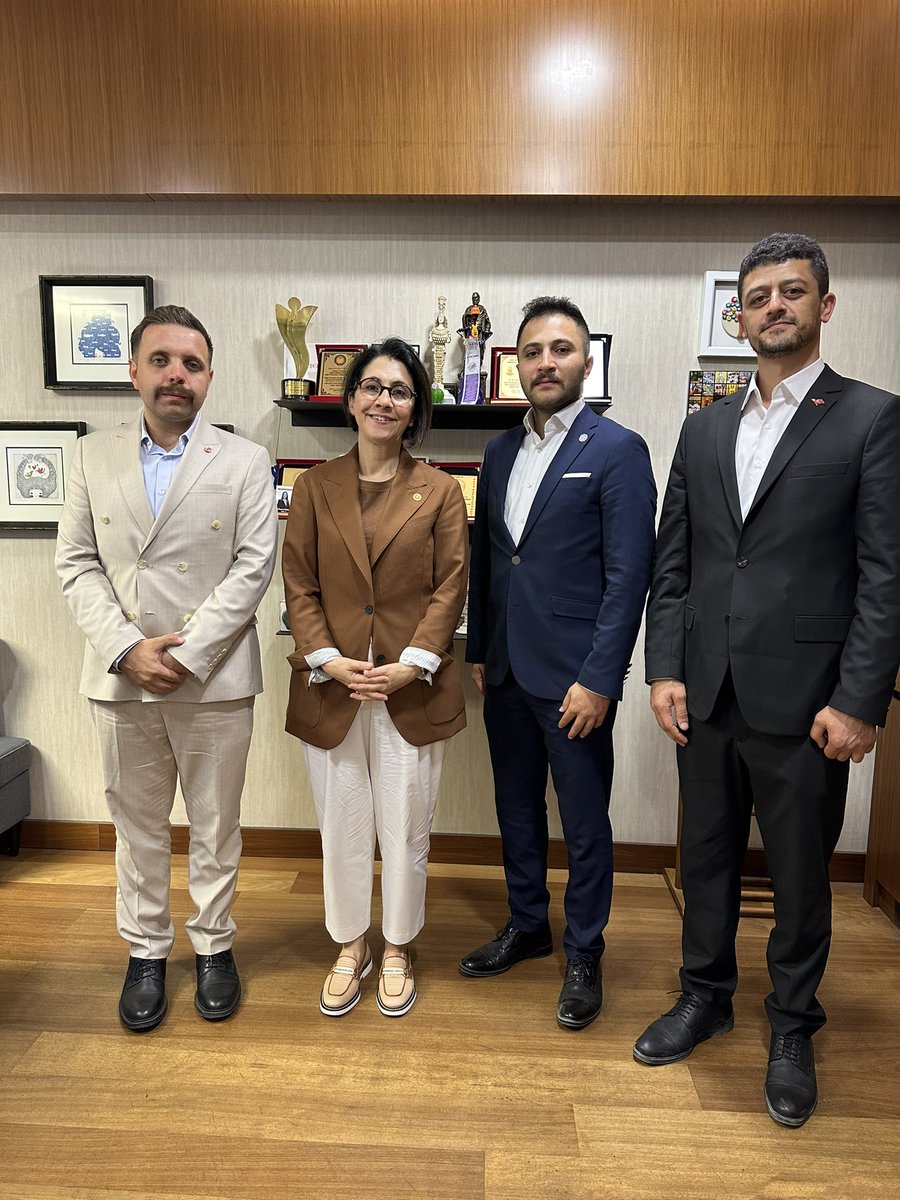aylinyaman_'s tweet photo. Genç Sağlık Sendikası üyeleri ziyaretime geldiler. 
657’ye tâbi 4/B sözleşmeli ve 4/A kadrolu sağlık çalışanlarında,  temel maaş, taban ek ödeme, teşvik ek ödeme ve nöbet ücretlerini, ve ayrıca, atama bekleyen gençlerin sorunlarını ve yetersiz atamaya bağlı sahada yaşanan sıkıntıları değerlendirdik…
Ücretlerin düşük olması, parçalı ödeme modeli, teşvik ek ödemelerin kullanılan izinlerle kesilmesi, aylar arasında vergi dilimi kaynaklı net ücret kayıpları ve bu ödemelerin sadece bir kısmının özlük haklarına yansıması, güvenceli çalışma disiplinine aykırıdır. 
Ayrıca, 2024 KPSS puanıyla yapılan yetersiz atamanın, 2026 sınavını beklemeden telafi edilmesi şarttır.