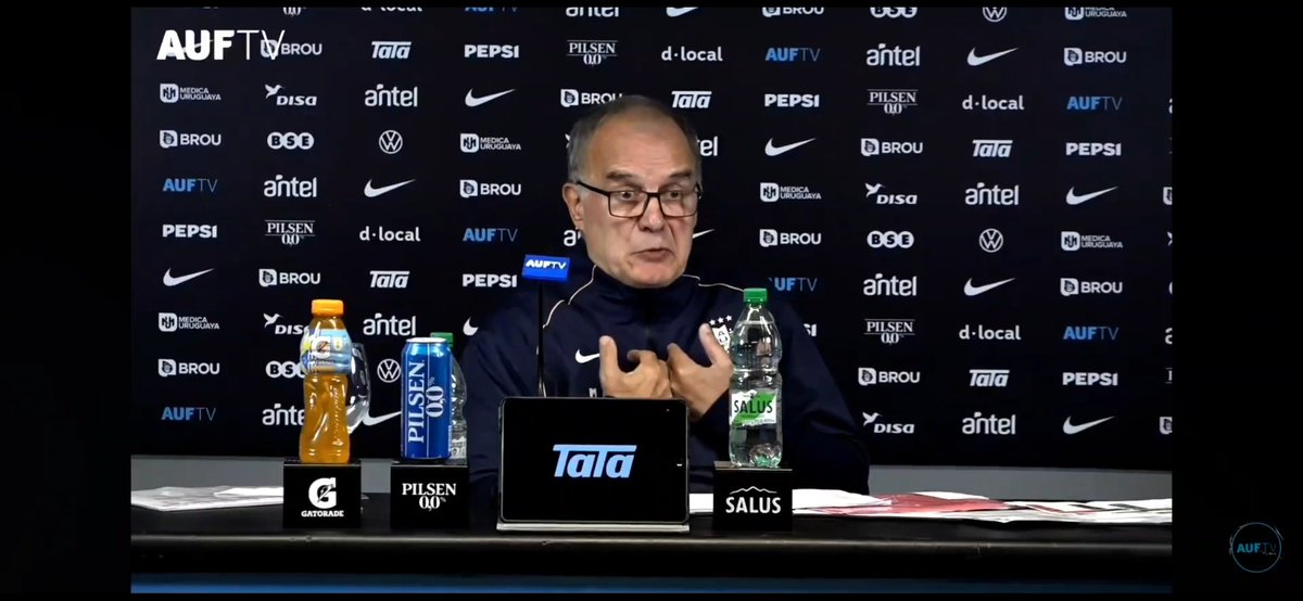 SebaGasibe's tweet photo. Para justificarse sí que levanta la vista...qué tipo impresentable #Bielsa https://t.co/Iw97AC2zZL