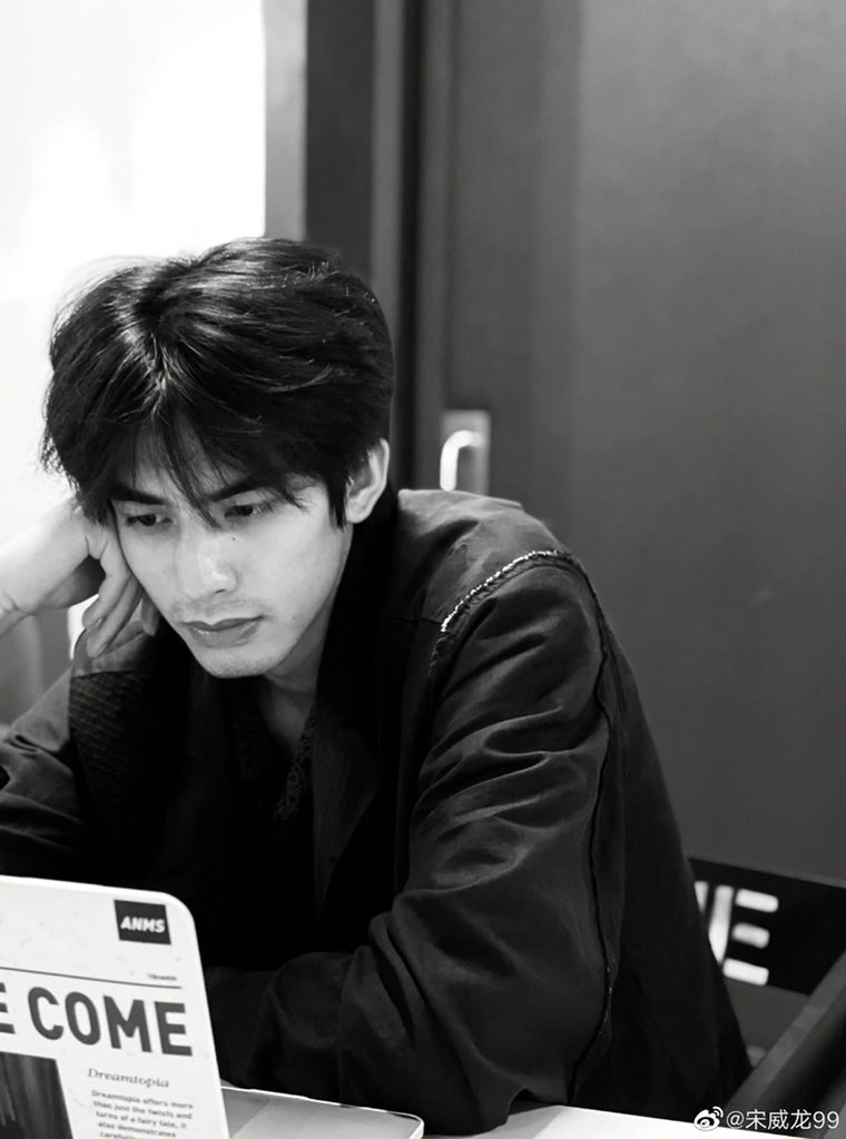 flowersroxd's tweet photo. MAHADAHSYAT SONG WEILONG DAN BARE FACENYA🙇‍♀️ https://t.co/iOo6QiMYBU