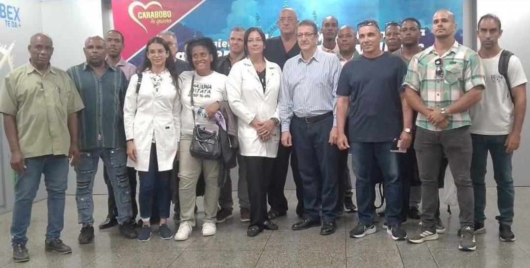 GuaimaroMpal's tweet photo. Cuba envía otro contingente a Venezuela tras los terremotos 🩺
 Segundo grupo de rescatistas, cirujanos y forenses del Contingente Henry Reeve.#Guàimaro https://t.co/3pyfLfQBb6