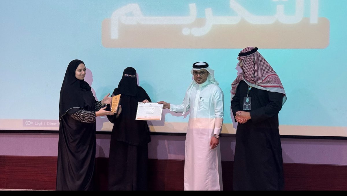 uquarts's tweet photo. تركنا في كل زاويةٍ أثراً وفي كل لوحةٍ حكاية 🖼️✨
جانب من الحفل الختامي لـ #نادي_التصاميم_والفنون.

شكراً لكل يدٍ رسمت صرحنا، ولكل روحٍ ألهمتنا. لم نكن مجرد نادي، بل كنا عائلة يصنع أفرادها الجمال في كل زاوية.
 أنتم المبدعون الذين جعلتم من هذا الموسم لوحةً استثنائية لن تُنسى.✨👨🏼‍🎨 https://t.co/w3FyYuYkvo