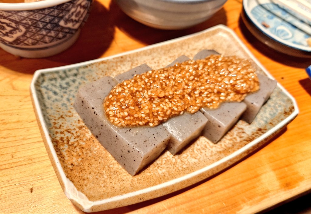 goshuinchou's tweet photo. 明治38年(1905)創業、東京最古級の大衆居酒屋ともされる神田司町の「みますや」に久しぶりに行ってきました。関東大震災、東京大空襲を生き残り今も変わらず酔客を受け入れる庶民の店。戦時中の空襲の際には常連客がバケツリレーで延焼を防ぎ店を守った、という伝説がある。味の染みた肉豆腐、いか納豆、味噌田楽など頂きました。そこに変わらず、昔も今もこれからも変わらずに在り続けるだろう、そういった雰囲気の喧騒の中で心地よい気持ちで酒を飲める、私はこういう店こそ文化であり、文化財であり、珠玉であると思うのであります。

また来ます。