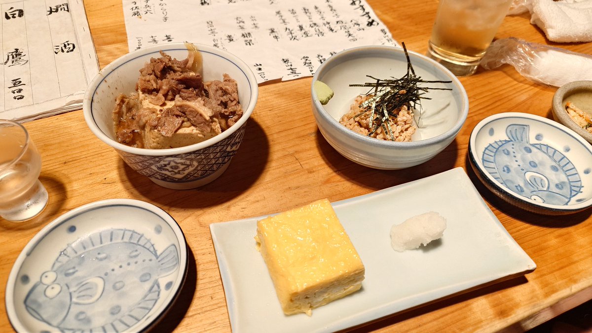 goshuinchou's tweet photo. 明治38年(1905)創業、東京最古級の大衆居酒屋ともされる神田司町の「みますや」に久しぶりに行ってきました。関東大震災、東京大空襲を生き残り今も変わらず酔客を受け入れる庶民の店。戦時中の空襲の際には常連客がバケツリレーで延焼を防ぎ店を守った、という伝説がある。味の染みた肉豆腐、いか納豆、味噌田楽など頂きました。そこに変わらず、昔も今もこれからも変わらずに在り続けるだろう、そういった雰囲気の喧騒の中で心地よい気持ちで酒を飲める、私はこういう店こそ文化であり、文化財であり、珠玉であると思うのであります。

また来ます。
