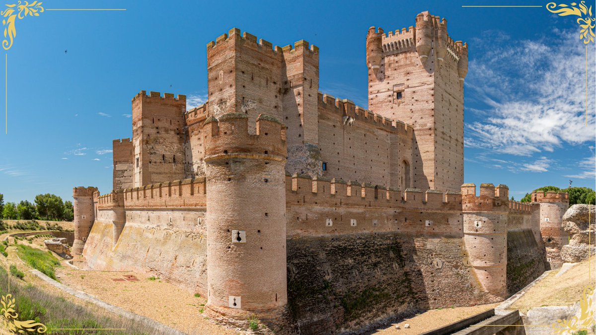 Andreirogomex's tweet photo. [El Castillo] (992 d. C. - 1487 d. C.).

- Entre los años 1000 d. C. y 1400 d. C., las fortificaciones en forma de castillo fueron punto clave durante la ejecución de guerras medievales. Tras la muerte de Carlomagno en el año de 814 D. C., Europa fue invadida y atacada por diversos pueblos; entre algunos están los vikingos, los musulmanes o los magiares. Estos ataques provocaron el declive de la autoridad monárquica central. Por consiguiente, el poder de la Europa cristiana occidental pasó a ser ejercido a nivel local.

- Por tal razón, los señores feudales se volvieron una fuerza política y militar indispensable en la Edad Media, pues contaban con castillos y con un séquito de caballeros que se volvían el brazo de defensa para los reyes ante conflictos militares. Asimismo, cada grupo de caballeros debía contar con la figura de "El Jugador", debido a que este sujeto se encargaba de tratar y lidiar con los príncipes.

- Proporcionar guarnición a un castillo resultaba caro; cuando eran tiempos de paz, estos eran ocupados consecuentemente por guarniciones pequeñas. Ejemplo de lo anterior dicho lo podemos ver en el inventario del Castillo de Harlach del año 1404 d. C.; el registro muestra que la guarnición tenía solo 3 escudos, 8 yelmos, 6 lanzas, 10 pares de guantes y 4 cañones. En el año de 1404 d. C., el príncipe de Gales, Owain Glyndwr, toma el castillo; la guarnición solo la constituían 21 hombres. La razón de este diminuto grupo de defensa se debió a causas relacionadas con el hambre y las enfermedades que en aquél momento estaban padeciendo.

#castillo #castillos #fortificaciones #guerras #medievales #señores #feudales #caballeros #defensa #eljugador