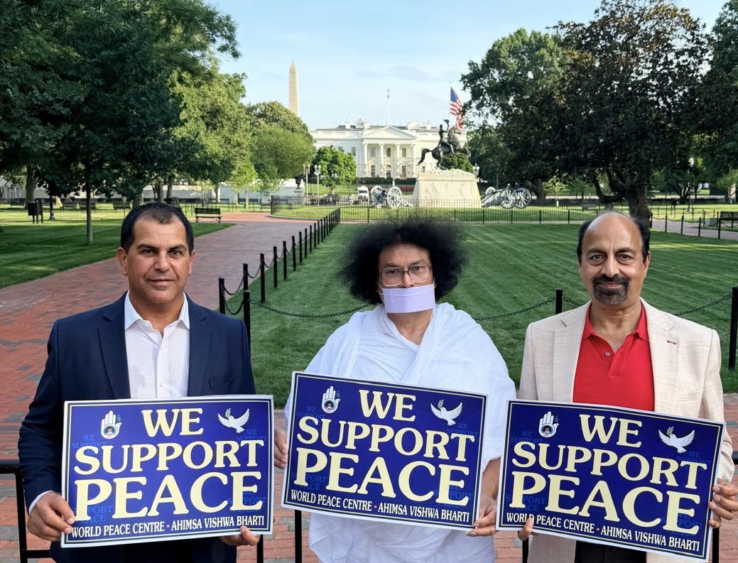Munilokesh's tweet photo. अमेरिका में भारतीय संयासी के ‘वी सपोर्ट पीस’ अभियान को आबाल वृद्ध, सैनिकों से लेकर आम नागरिकों का ज़बरदस्त समर्थन।
#peace #harmony #wesupportpeace #jain #AcharyaLokesh @ANI @PTI_News @ians_india @MeBhavya https://t.co/rynvh6eOas