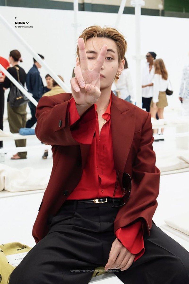 taeteamspain's tweet photo. According to Talkwalker, Kim Taehyung generated more than 7.5 million interactions and 2.2 million mentions in just two hours during the Celine event thanks to the event’s hashtags.

V FOR CELINE FASHION SHOW
TAEHYUNG TAEHYUNG
#VxCelineSS27 
#TaehyungxCeline https://t.co/lLq5Dk1p7t
