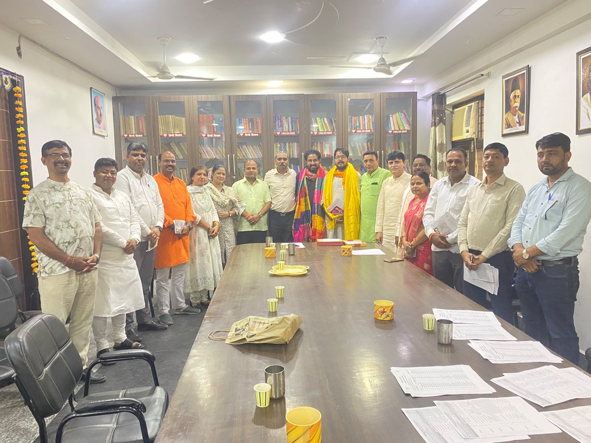 drukchaudhry's tweet photo. आज उत्तर-पूर्वी दिल्ली भाजपा जिला कार्यालय में जिला बैठक का आयोजन मेरी अध्यक्षता में सम्पन्न हुआ।
बैठक में उत्तर-पूर्वी दिल्ली लोकसभा क्षेत्र के विस्तारक श्री अमित मिश्रा जी ने नवनियुक्त जिला पदाधिकारियों का मार्गदर्शन करते हुए संगठन की कार्यपद्धति, राष्ट्र सेवा तथा अपने दायित्वों के समर्पित निर्वहन पर विस्तार से विचार रखे।
बैठक में संगठन को और अधिक सशक्त बनाने, आगामी कार्यक्रमों की रूपरेखा तथा जनसेवा के कार्यों को प्रभावी ढंग से आगे बढ़ाने पर सार्थक चर्चा हुई।
इस अवसर पर जिला पदाधिकारी एवं वरिष्ठ कार्यकर्ता उपस्थित रहे। सभी साथियों का समर्पण और सक्रिय सहभागिता संगठन की शक्ति को और सुदृढ़ करने का आधार है।
संगठन की मजबूती ही प्रभावी जनसेवा का सबसे सशक्त माध्यम है।