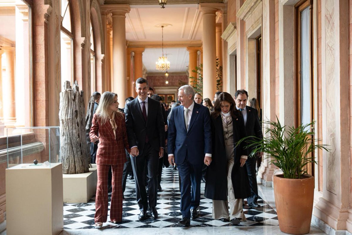 SantiPenap's tweet photo. Es un honor recibir hoy en el Palacio de Gobierno al presidente de la República de Chile, @joseantoniokast. ¡Bienvenido al Paraguay! 🇵🇾 https://t.co/zpcENZONw6