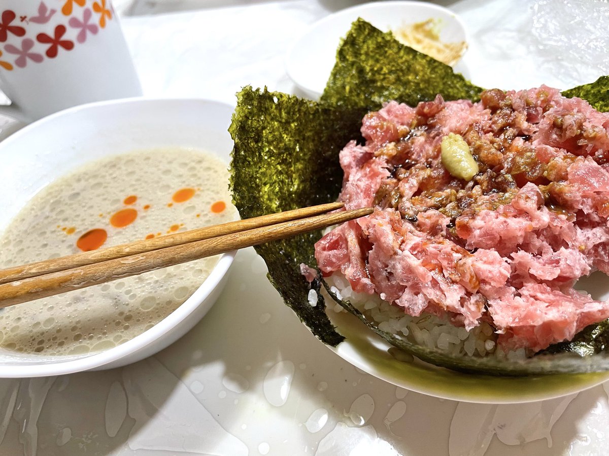 bell_ARTLIERRE's tweet photo. マグロのたたきを250ｇ乗せてー
海苔を添えて〜
こうっ!!!!
ネギトロ巻き！
ネギなしだからトロ巻きかw
スープは豆乳坦々スープ

口ん中マグロでいっぱい(^ᓀ⩊ᓂ^)✨️
#夜ごはん  #おうちごはん https://t.co/DdbsuA0rRj