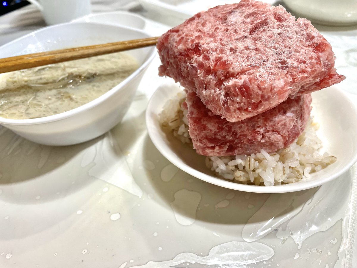 bell_ARTLIERRE's tweet photo. マグロのたたきを250ｇ乗せてー
海苔を添えて〜
こうっ!!!!
ネギトロ巻き！
ネギなしだからトロ巻きかw
スープは豆乳坦々スープ

口ん中マグロでいっぱい(^ᓀ⩊ᓂ^)✨️
#夜ごはん  #おうちごはん https://t.co/DdbsuA0rRj