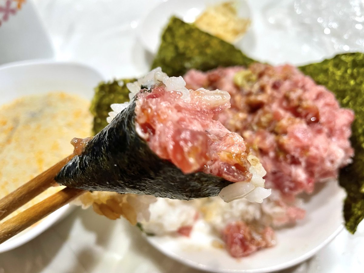 bell_ARTLIERRE's tweet photo. マグロのたたきを250ｇ乗せてー
海苔を添えて〜
こうっ!!!!
ネギトロ巻き！
ネギなしだからトロ巻きかw
スープは豆乳坦々スープ

口ん中マグロでいっぱい(^ᓀ⩊ᓂ^)✨️
#夜ごはん  #おうちごはん https://t.co/DdbsuA0rRj