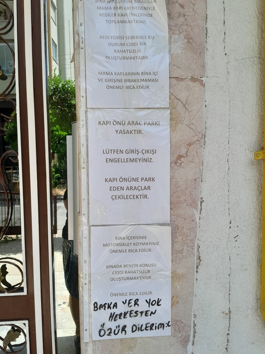 eminethepeople's tweet photo. Kedi fobisi ve motor park sorunu motorun sahibinin
Uyarının altına yapılan özürü çok güzel 
Kedilerin dili olsa onlar da özür dilerdi 
Verdiğimiz rahatsızlıktan dolayı kedi fobisi olanlardan özür dileriz ,diye 🙈 https://t.co/izs1YwVnuu