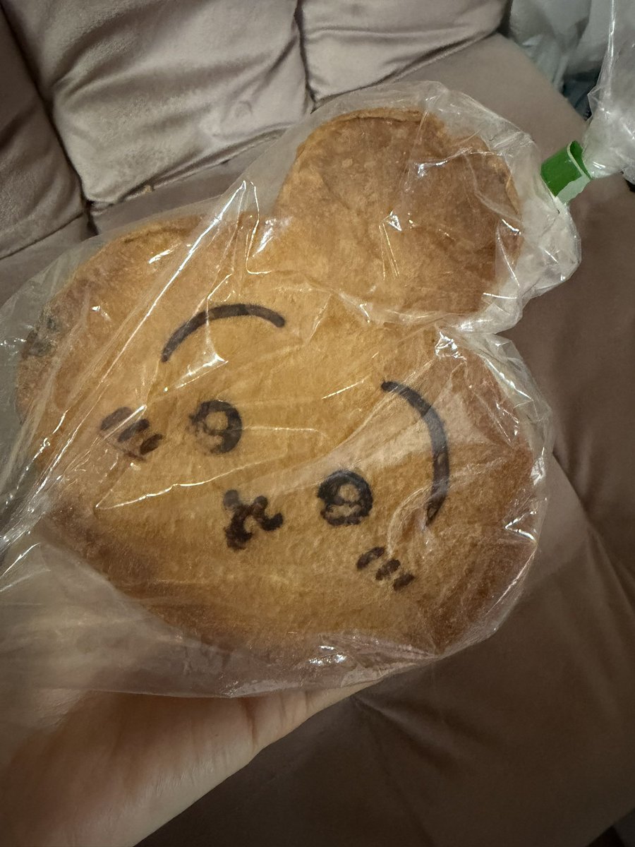 Amou_Remi's tweet photo. 今日も日暮里でお待ちしてます♩

今朝食べたかわいいパン🍞♡ https://t.co/QVMcvZlJ5M