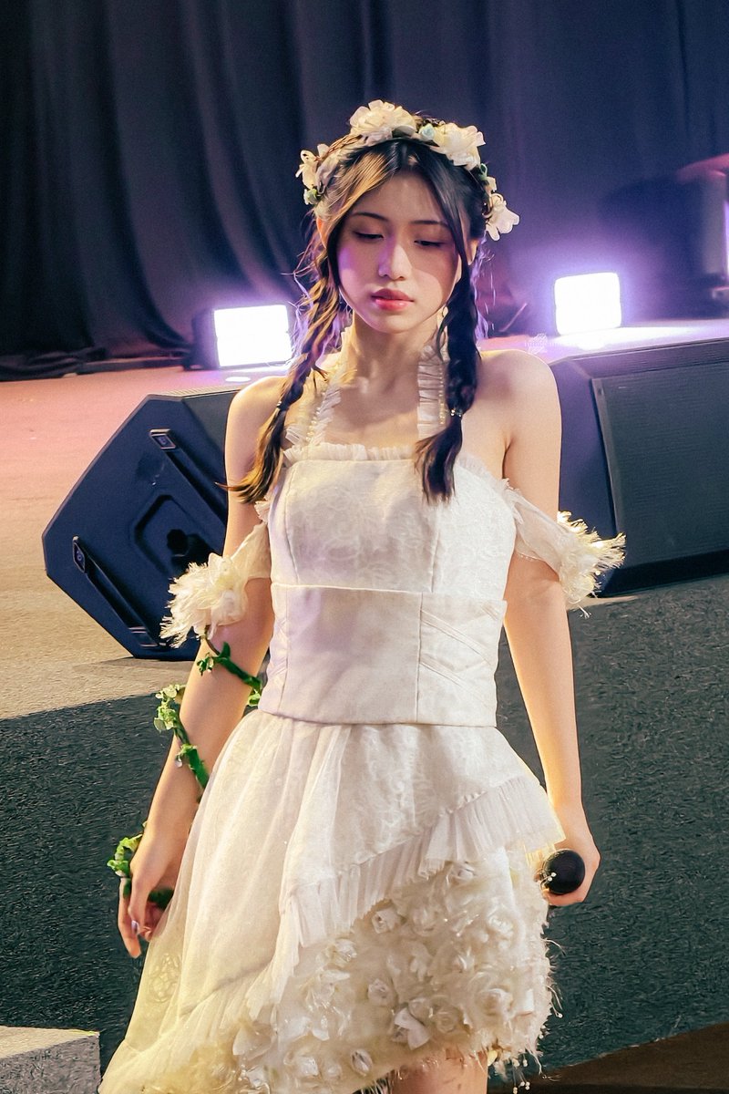 InfoDemichi's tweet photo. Starting off July feeling ethereal, like a total elf queen 🤍✨

⋅˚₊‧ ୨୧ ‧₊˚ ⋅

#StageOfLove
#JKT48TheaterSementaraDIY 

📸: @Michie_JKT48 https://t.co/4fRE9KDtoM