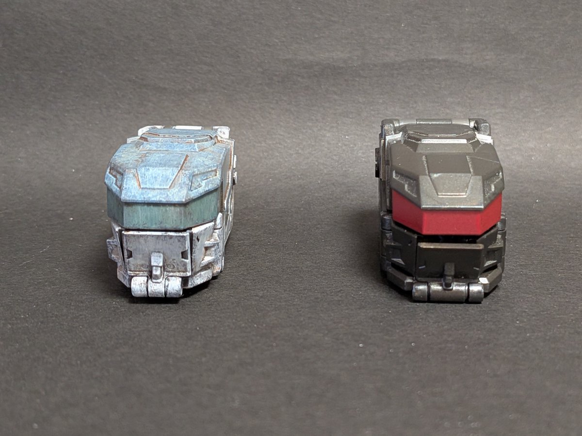 simanto50100's tweet photo. #強襲ボレット 改 モスピーダ運搬コンテナ(2/5)

左右幅を6㎜程度詰めて、両腕ユニット間に収まる様に。

前線投下/回収と荒い使い方と妄想し、清水式メソッドの筆塗で汚しきつめ。

この世界線では、チタンにも赤錆が出るって事で。

#ダイアクロン
#トイライズ
#レギオス 
#レギオスオメガ　続く↓ https://t.co/S8ylCUfmOi