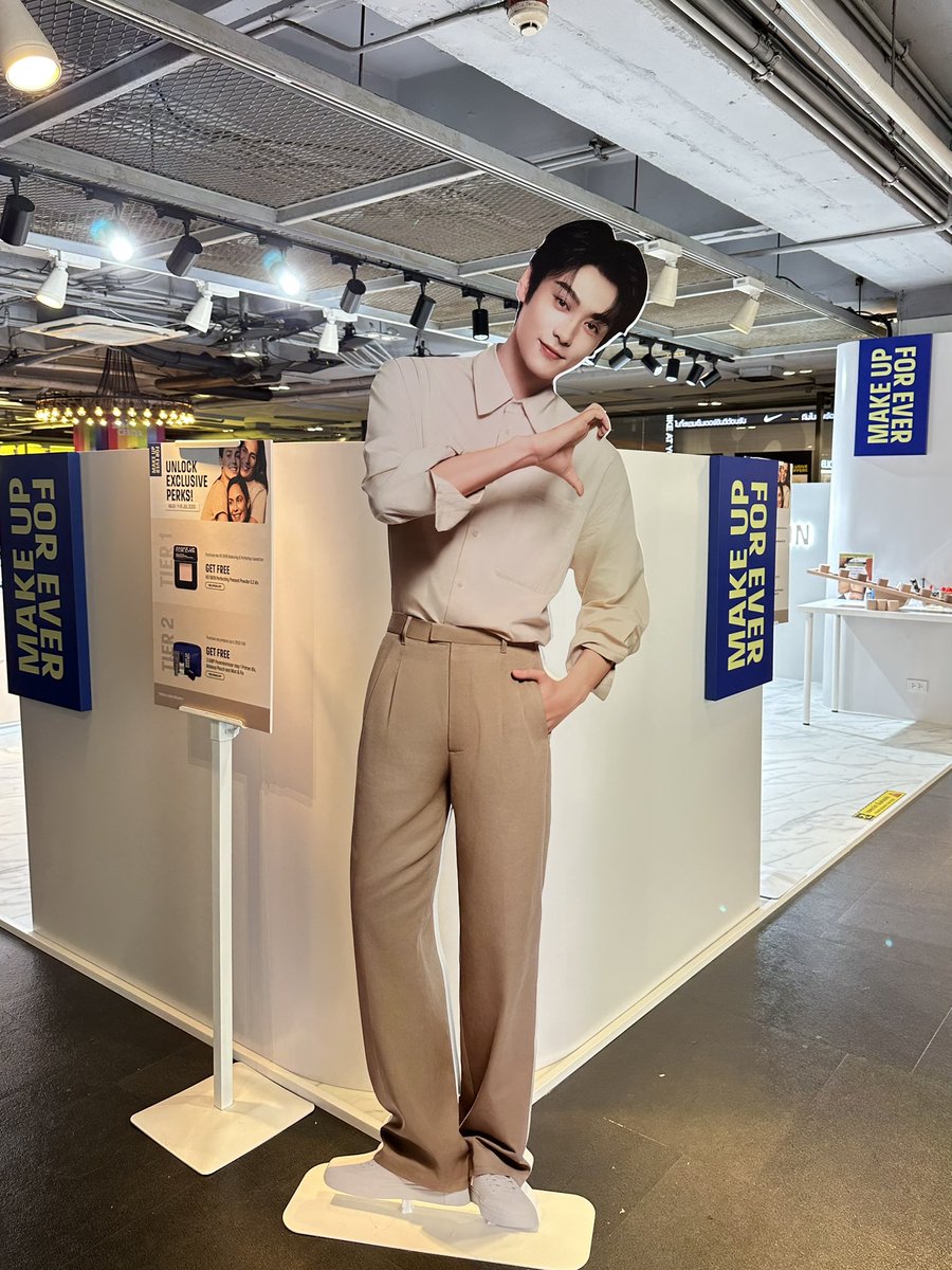 eukeik13's tweet photo. แวะมาถ่ายรูปกับพี่เถียนกันค้าบบ⚡️✨
#MAKEUOFOREVER #TianXuning #ArthurTian #เถียนสวี่หนิง https://t.co/G4c5YL1Yaa