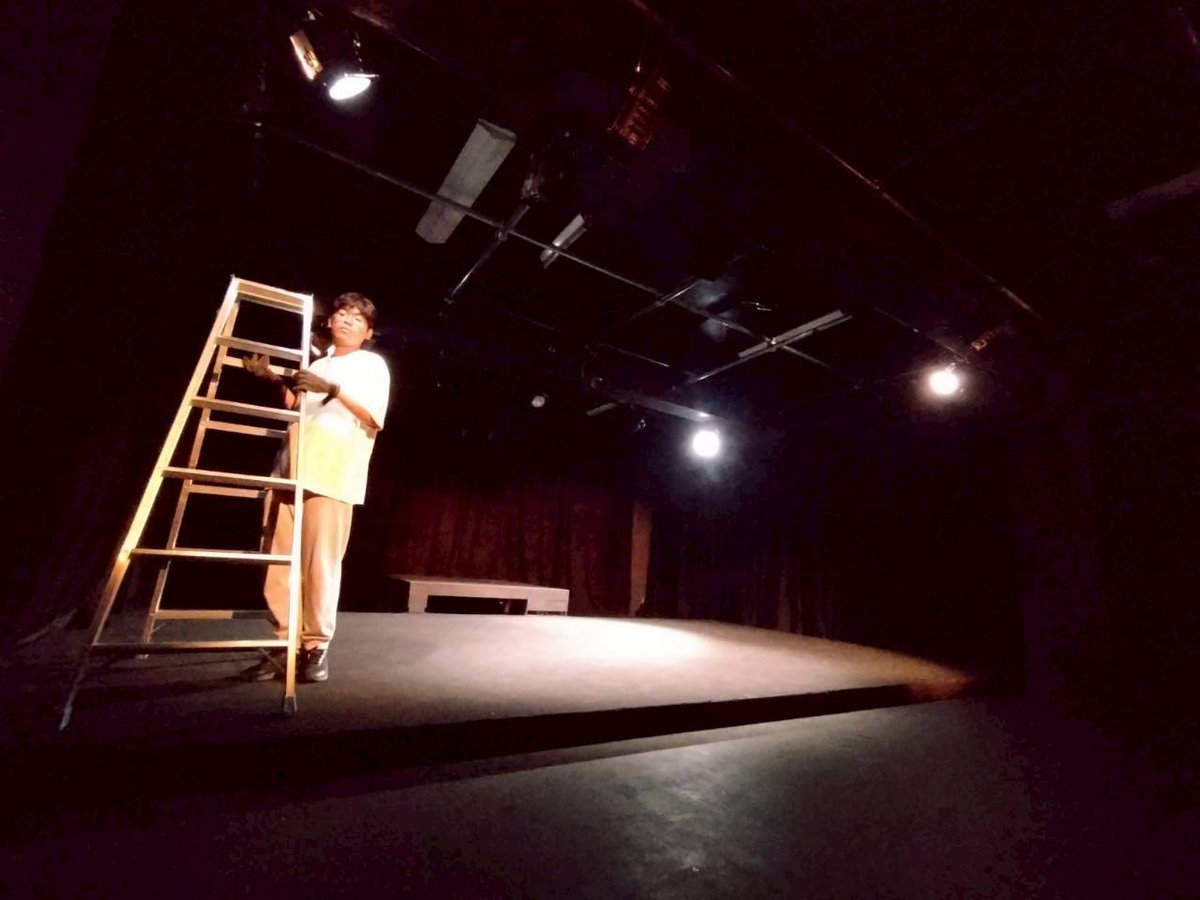 gekidankappa's tweet photo. 【かっば小屋入り！】

小屋入りも3日目。問題をひとつひとつクリアしながら着実にステージが出来上がってます！
少しずつ疲れが見えてきましたが、楽しみながら頑張ります！

 #アップル・エンドロール
 #劇団かっぱ https://t.co/WkJVcMlPNG
