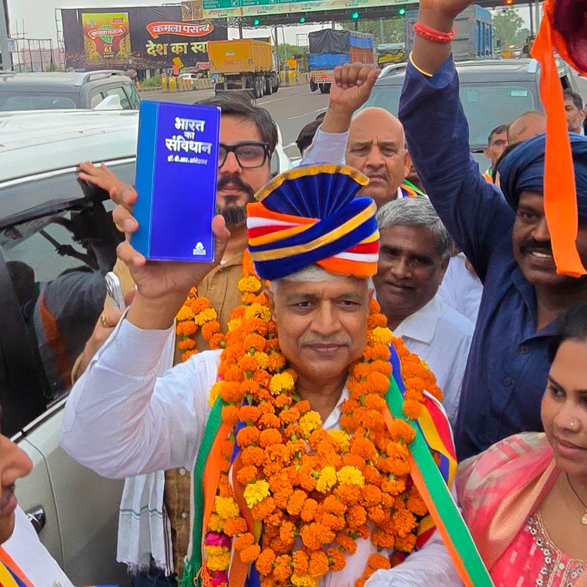 INCUttarPradesh's tweet photo. उत्तर प्रदेश कांग्रेस के नवनियुक्त प्रभारी श्री राजेंद्र पाल गौतम (@AdvRajendraPal) जी के प्रथम यूपी आगमन पर लखनऊ के नवाबगंज टोल प्लाजा पर कांग्रेस कार्यकर्ताओं और नेताओं का सैलाब उमड़ पड़ा। इस ऐतिहासिक अवसर पर प्रभारी जी का अभूतपूर्व उत्साह, गगनभेदी नारों और ढोल-नगाड़ों के साथ बेहद गर्मजोशी से अभिनंदन किया गया।

इस गौरवशाली पल को और अधिक वैचारिक व गरिमामयी बनाते हुए उपस्थित वरिष्ठ नेताओं और कर्मठ कार्यकर्ताओं ने माननीय प्रभारी जी को 'भारत का संविधान' (सविधान की किताब) भेंट की। इसके साथ ही उन्हें पुष्पगुच्छ व विशाल मालाएं अर्पित कर अपनी अटूट निष्ठा व्यक्त की और उनके उज्ज्वल कार्यकाल के लिए हार्दिक शुभकामनाएं दीं। कार्यकर्ताओं ने कहा कि संविधान की यह प्रति हमारी वैचारिक लड़ाई और न्याय के संकल्प का प्रतीक है।

श्री राजेंद्र पाल गौतम जी का लंबा राजनैतिक व संगठनात्मक अनुभव उत्तर प्रदेश कांग्रेस में एक नई ऊर्जा, मजबूती और अभूतपूर्व सफलता का संचार करेगा। उनके कुशल मार्गदर्शन में संगठन लोकतांत्रिक मूल्यों और संवैधानिक अधिकारों की रक्षा के लिए धरातल पर एक नई वैचारिक क्रांति लेकर आएगा।