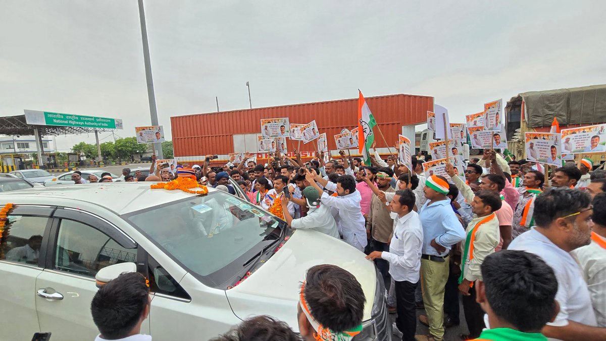 INCUttarPradesh's tweet photo. उत्तर प्रदेश कांग्रेस के नवनियुक्त प्रभारी श्री राजेंद्र पाल गौतम (@AdvRajendraPal) जी के प्रथम यूपी आगमन पर लखनऊ के नवाबगंज टोल प्लाजा पर कांग्रेस कार्यकर्ताओं और नेताओं का सैलाब उमड़ पड़ा। इस ऐतिहासिक अवसर पर प्रभारी जी का अभूतपूर्व उत्साह, गगनभेदी नारों और ढोल-नगाड़ों के साथ बेहद गर्मजोशी से अभिनंदन किया गया।

इस गौरवशाली पल को और अधिक वैचारिक व गरिमामयी बनाते हुए उपस्थित वरिष्ठ नेताओं और कर्मठ कार्यकर्ताओं ने माननीय प्रभारी जी को 'भारत का संविधान' (सविधान की किताब) भेंट की। इसके साथ ही उन्हें पुष्पगुच्छ व विशाल मालाएं अर्पित कर अपनी अटूट निष्ठा व्यक्त की और उनके उज्ज्वल कार्यकाल के लिए हार्दिक शुभकामनाएं दीं। कार्यकर्ताओं ने कहा कि संविधान की यह प्रति हमारी वैचारिक लड़ाई और न्याय के संकल्प का प्रतीक है।

श्री राजेंद्र पाल गौतम जी का लंबा राजनैतिक व संगठनात्मक अनुभव उत्तर प्रदेश कांग्रेस में एक नई ऊर्जा, मजबूती और अभूतपूर्व सफलता का संचार करेगा। उनके कुशल मार्गदर्शन में संगठन लोकतांत्रिक मूल्यों और संवैधानिक अधिकारों की रक्षा के लिए धरातल पर एक नई वैचारिक क्रांति लेकर आएगा।
