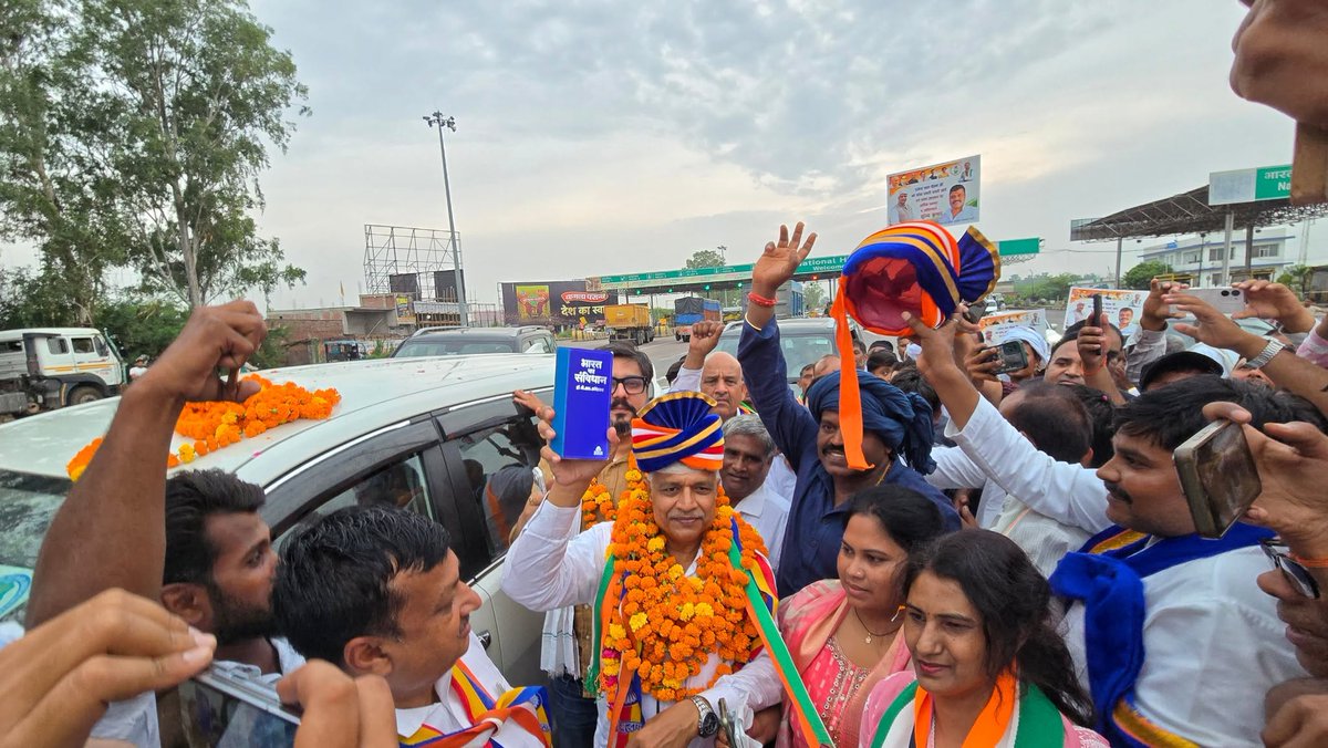 INCUttarPradesh's tweet photo. उत्तर प्रदेश कांग्रेस के नवनियुक्त प्रभारी श्री राजेंद्र पाल गौतम (@AdvRajendraPal) जी के प्रथम यूपी आगमन पर लखनऊ के नवाबगंज टोल प्लाजा पर कांग्रेस कार्यकर्ताओं और नेताओं का सैलाब उमड़ पड़ा। इस ऐतिहासिक अवसर पर प्रभारी जी का अभूतपूर्व उत्साह, गगनभेदी नारों और ढोल-नगाड़ों के साथ बेहद गर्मजोशी से अभिनंदन किया गया।

इस गौरवशाली पल को और अधिक वैचारिक व गरिमामयी बनाते हुए उपस्थित वरिष्ठ नेताओं और कर्मठ कार्यकर्ताओं ने माननीय प्रभारी जी को 'भारत का संविधान' (सविधान की किताब) भेंट की। इसके साथ ही उन्हें पुष्पगुच्छ व विशाल मालाएं अर्पित कर अपनी अटूट निष्ठा व्यक्त की और उनके उज्ज्वल कार्यकाल के लिए हार्दिक शुभकामनाएं दीं। कार्यकर्ताओं ने कहा कि संविधान की यह प्रति हमारी वैचारिक लड़ाई और न्याय के संकल्प का प्रतीक है।

श्री राजेंद्र पाल गौतम जी का लंबा राजनैतिक व संगठनात्मक अनुभव उत्तर प्रदेश कांग्रेस में एक नई ऊर्जा, मजबूती और अभूतपूर्व सफलता का संचार करेगा। उनके कुशल मार्गदर्शन में संगठन लोकतांत्रिक मूल्यों और संवैधानिक अधिकारों की रक्षा के लिए धरातल पर एक नई वैचारिक क्रांति लेकर आएगा।