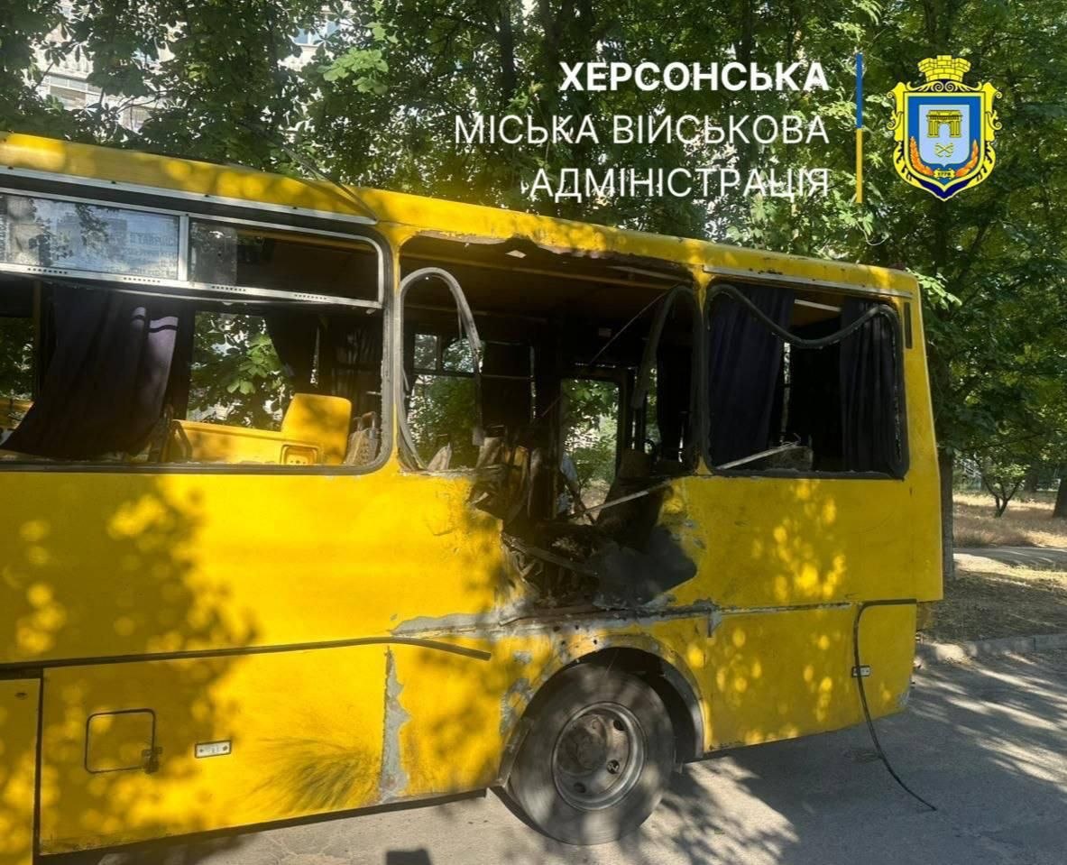 BohuslavskaKate's tweet photo. Russian terrorists attacked a bus in central Kherson, leaving dead and wounded‼️

​At around 7:00 AM, Russians targeted a bus with a drone in Kherson's Central District. Preliminary reports indicate that the attack killed 2 people and injured 5 others! https://t.co/G2SbapzJPP