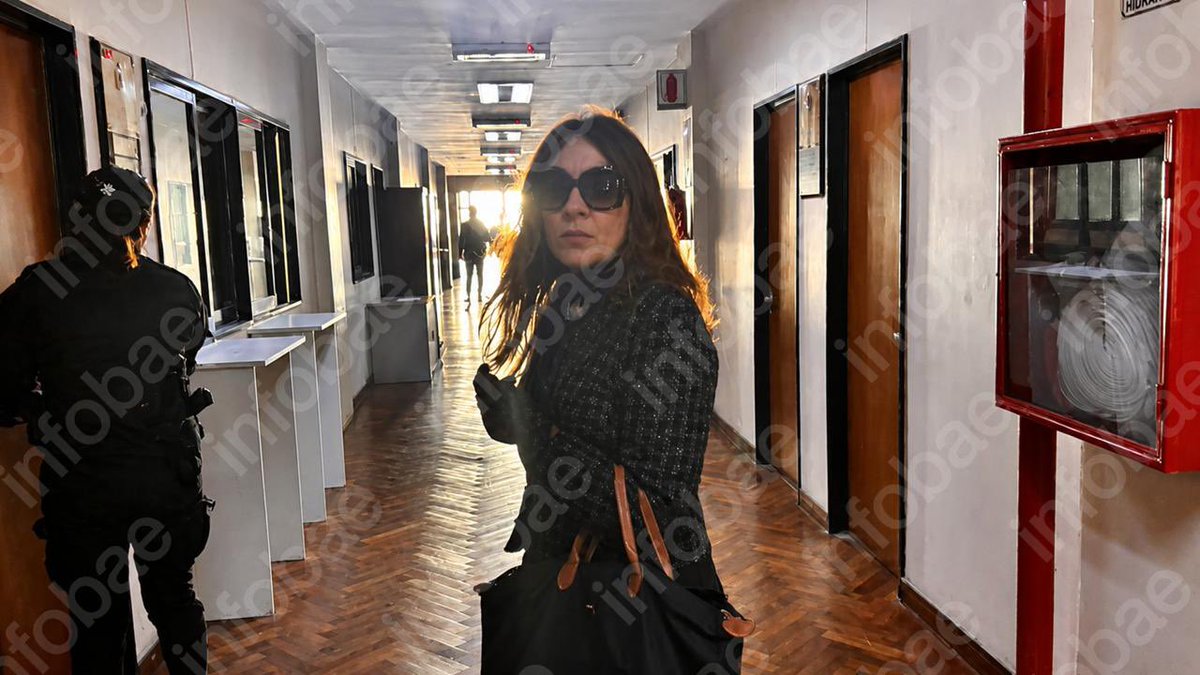 iago_vieyra's tweet photo. Llegó a Comodoro Py la secretaria de Adorni, Gisela Kocsis

Es la empleada de la Vocería Presidencial que prestó su nombre para facturar más de ocho millones de pesos en sábanas y ropa blanca 

El destinatario final de esa compra fue el ex jefe de Gabinete

Más tarde declara un tercer testigo, también funcionario, que le habría prestado dos tarjetas a Adorni para ocultar gastos