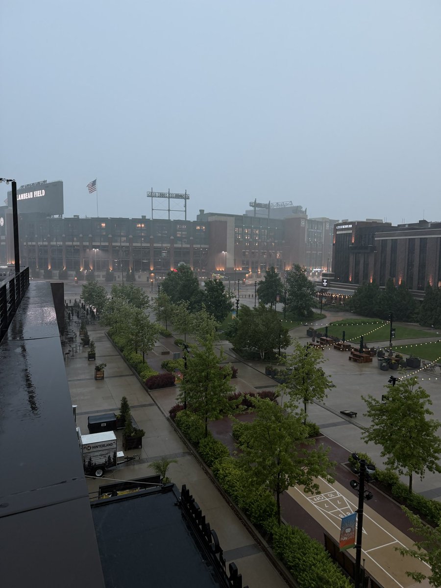 titletown's tweet photo. ⛈️✨☂️ https://t.co/5FPFFycHUV