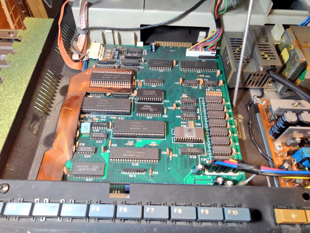 toshitada1973's tweet photo. 本日はMZ-2000とツインファミコンの発売日と聞いたのですが、何か盛り上がってないような気が…もしや、知らないとこで秘密パーティーが開催されてる? 　あと今日じゃないとか?? #MZ2000 #ツインファミコン https://t.co/OE2kL2gQ5C