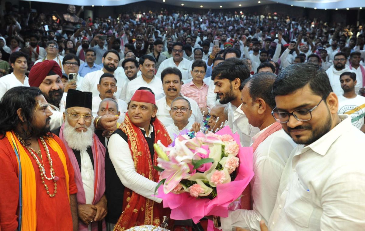 samajwadiparty's tweet photo. समाजवादी पार्टी, उत्तर प्रदेश
19, विक्रमादित्य मार्ग, लखनऊ
प्रकाशन/प्रसारण हेतु-    
दिनांकः 01.07.2026
    समाजवादी पार्टी के राष्ट्रीय अध्यक्ष एवं पूर्व मुख्यमंत्री श्री अखिलेश यादव ने जन्मदिन पर शुभकामनाओं के लिए सभी कार्यकर्ताओं, नेताओं समर्थकों और शुभचिंतकों का आभार प्रकट करते हुए धन्यवाद किया। उन्होंने कहा कि देश और प्रदेश की जनता को समाजवादी पार्टी से बड़ी उम्मीदे है। उनकी उम्मीदों पर खरा उतरना हमारी जिम्मेदारी है। आज हम संकल्प लेते है कि प्रदेश की जनता को नई सरकार देंगे। प्रदेश की समस्याओं का समाधान करेंगे। पीडीए समाज का सम्मान होगा। सामाजिक न्याय का राज होगा। समाजवादी सरकार में प्रेम, दया, अपनापन से समाज का कल्याण किया जाएगा। अयोध्या नैमिषारण्य समेत अन्य तीर्थ स्थलों से आये साधु-संतों महंतों एवं विभिन्न धर्मगुरूओं ने आशीर्वाद दिया है। प्रभु श्रीराम ने रास्ता दिखा दिया है।
    समाजवादी पार्टी के प्रदेश मुख्यालय पर जन्मदिन के अवसर पर उमड़े जनसमुदाय को सम्बोधित करते हुए श्री अखिलेश यादव ने कहा कि भाजपा भ्रष्टाचारी है। थानों, तहसीलों, अस्पतालों में भारी भ्रष्टाचार है। भाजपा चालू और चालाक पार्टी है। आस्था और श्रद्धा के साथ खिलवाड़ करती है। भाजपा नकारात्मक पार्टी है। सब बुराइयों की जड़ भाजपा है। 2024 लोकसभा चुनाव में जनता ने भाजपा को ठुकरा दिया। जनता ने भाजपा को हरा दिया। तो संविधान बदलने के लिए सांसदों को खरीद रही है। समाजवादी पार्टी लोकतंत्र, संविधान बचाने की लड़ाई लड़ रही है। समाजवादी पार्टी भाजपा को संविधान नहीं बदलने देगी।
    इस अवसर पर मीडिया से बात करते हुए श्री अखिलेश यादव ने कहा कि प्रभु श्रीराम सबके है। भगवान श्रीराम भाजपा से पहले से है। सब लोग पहले से मानते है। घरों में भगवान राम की पूजा होती रही है। भाजपा ने रामधन चोरी किया है। भाजपा ने आस्था के साथ खिलवाड़ किया है। जनता ने भाजपा को हरा कर संविधान बचा लिया था। अब भाजपा सांसदों को तोड़कर, खरीद कर संविधान बदलना चाहती है। उन्होंने कहा कि मर्यादा का एक नाम भगवान श्रीराम का है और दूसरा नाम बाबा साहब का संविधान है। भाजपा ने दोनों को दगा दे दिया है। भाजपा ने लोकतंत्र के लिए खतरा पैदा किया है। भाजपा भ्रष्टाचार करके सरकार बनाती हैं और फिर सरकार बनाकर भ्रष्टाचार करती है। उसके लिए धन ही धर्म है। राम मन्दिर चढ़ावा चोरी के तार कर्नाटक और महाराष्ट्र से जुड़े हैं। चढ़ावा चोरी का सबूत मिटाने के लिए सीसीटीवी बंद कर दिये गये थे।
    श्री यादव ने कहा कि चढ़ावा चोरी में दूध का दूध और पानी का पानी भले न हो, लेकिन राम मंदिर में चढ़ाया गया सोने का सोना, चांदी का चांदी और हीरे जवाहरात, चांदी और सोने की खडा्ऊ वापस हो जाए।
    एक सवाल के जवाब में श्री अखिलेश यादव ने कहा कि जब इटावा में केदारेश्वर भगवान का मन्दिर बनाना शुरू किया तो हमें नहीं पता था कि यह श्रीशक्ति अक्ष रेखा पर आ जायेगा। लेकिन जब मन्दिर बनाने वाले एस्ट्रोलोजी और एस्ट्रोनामी के लोगों ने देखा तो उसी पर आया। यह काम हम नहीं कर रहे हैं। हम केवल माध्यम है। इसी तरह से भगवान श्रीराम मन्दिर में चढ़ावा चोरी के मामले की जानकारी मिली। हिम्मत जुटाकर, प्रभु श्रीराम का असली भक्त बनकर हमें ट्यूट करना पड़ गया। सोचिए अगर हम लोग गलत होते तो भाजपा हमारे खिलाफ कितना कुछ प्रचार करती। लेकिन आज राम मन्दिर के चढ़ावा में चोरी पकड़ी गई। आज तमाम चैनलों को भी अपनी साख बचाने के लिए बहस करनी पड़ रही है।
    श्री यादव ने कहा कि भाजपा सरकार में कोई एक जगह भ्रष्टाचार नहीं हो रहा है। पूरे प्रदेश में हर विभाग में हर जगह भ्रष्टाचार हो रहा है। समाजवादी पार्टी ने अयोध्यावासियों की समस्याओं, जमीनों में हो रहे हेरफेर और भ्रष्टाचार, कमीशनखोरी को पहले ही उठाया था लेकिन भाजपा सरकार ने कोई सुनवाई नहीं की। हमने मुद्दा मुद्दा बनाने के लिए समस्याओं को कभी नहीं उठाया। समाजवादी पार्टी चाहती थी, समस्याओं का समाधान हो। अयोध्यावासियों की मदद हो। उनके साथ अन्याय अत्याचार न हो। लेकिन भाजपा सरकार ने कुछ नहीं किया। आज जो कुछ खुलासा हो रहा है सब प्रभु श्री राम की कृपा से हो रहा है। भाजपा ने अयोध्या और अयोध्यावासियों से धोखा किया है। समाजवादी पार्टी सरकार में आने पर अयोध्या की संस्कृति हेरिटेज और उसकी असली पहचान को बचाते हुए आधुनिक और सर्वसुविधाओं से युक्त सुन्दर बनाने का काम करेंगे। उन्होंने कहा कि भाजपा को किसी समाज की संस्कृति और हेरिटेज से लेना देना नहीं है। भाजपा हर काम राजनीतिक लाभ के लिए करती है।

https://t.co/m8Q1w94qFH