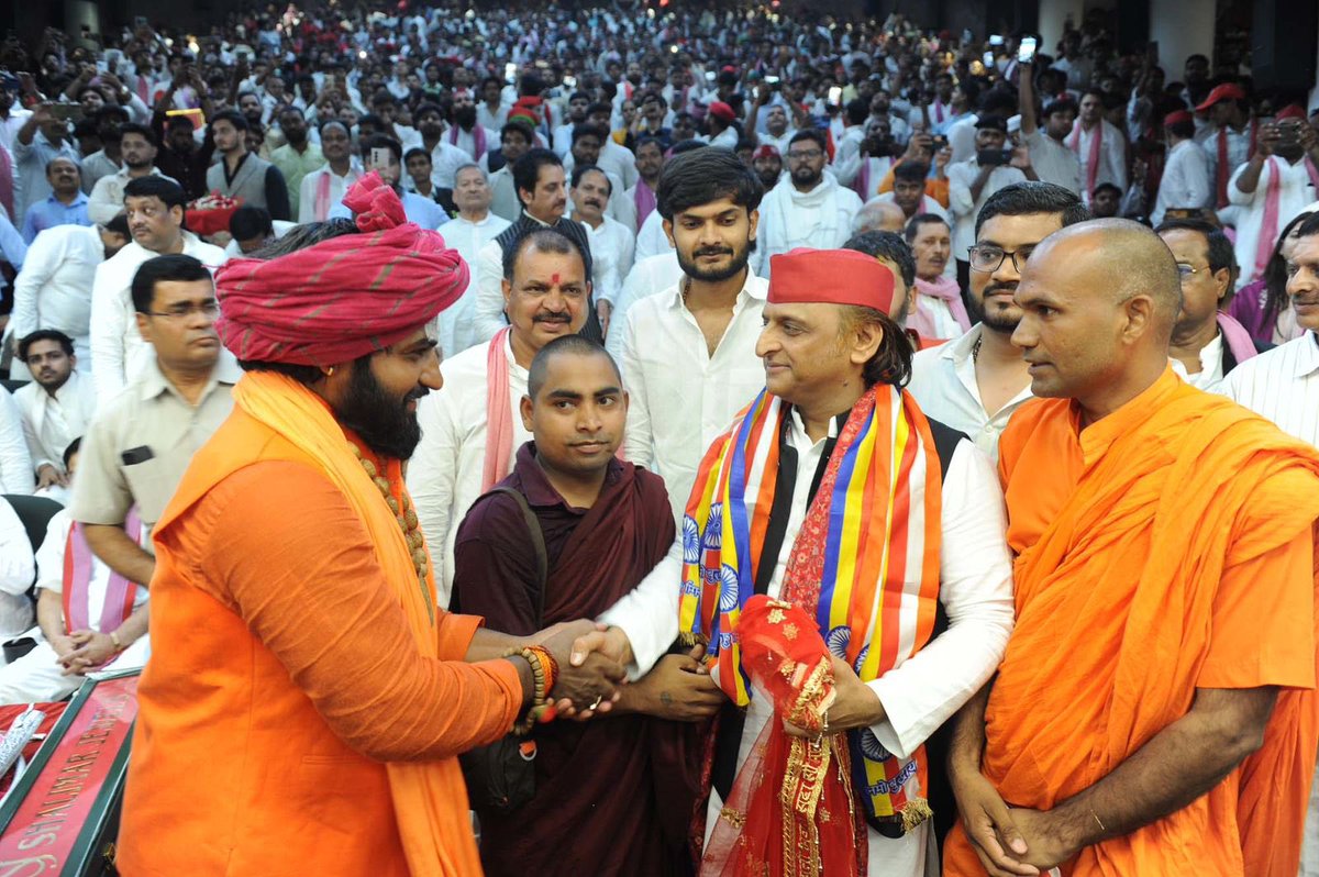 samajwadiparty's tweet photo. समाजवादी पार्टी, उत्तर प्रदेश
19, विक्रमादित्य मार्ग, लखनऊ
प्रकाशन/प्रसारण हेतु-    
दिनांकः 01.07.2026
    समाजवादी पार्टी के राष्ट्रीय अध्यक्ष एवं पूर्व मुख्यमंत्री श्री अखिलेश यादव ने जन्मदिन पर शुभकामनाओं के लिए सभी कार्यकर्ताओं, नेताओं समर्थकों और शुभचिंतकों का आभार प्रकट करते हुए धन्यवाद किया। उन्होंने कहा कि देश और प्रदेश की जनता को समाजवादी पार्टी से बड़ी उम्मीदे है। उनकी उम्मीदों पर खरा उतरना हमारी जिम्मेदारी है। आज हम संकल्प लेते है कि प्रदेश की जनता को नई सरकार देंगे। प्रदेश की समस्याओं का समाधान करेंगे। पीडीए समाज का सम्मान होगा। सामाजिक न्याय का राज होगा। समाजवादी सरकार में प्रेम, दया, अपनापन से समाज का कल्याण किया जाएगा। अयोध्या नैमिषारण्य समेत अन्य तीर्थ स्थलों से आये साधु-संतों महंतों एवं विभिन्न धर्मगुरूओं ने आशीर्वाद दिया है। प्रभु श्रीराम ने रास्ता दिखा दिया है।
    समाजवादी पार्टी के प्रदेश मुख्यालय पर जन्मदिन के अवसर पर उमड़े जनसमुदाय को सम्बोधित करते हुए श्री अखिलेश यादव ने कहा कि भाजपा भ्रष्टाचारी है। थानों, तहसीलों, अस्पतालों में भारी भ्रष्टाचार है। भाजपा चालू और चालाक पार्टी है। आस्था और श्रद्धा के साथ खिलवाड़ करती है। भाजपा नकारात्मक पार्टी है। सब बुराइयों की जड़ भाजपा है। 2024 लोकसभा चुनाव में जनता ने भाजपा को ठुकरा दिया। जनता ने भाजपा को हरा दिया। तो संविधान बदलने के लिए सांसदों को खरीद रही है। समाजवादी पार्टी लोकतंत्र, संविधान बचाने की लड़ाई लड़ रही है। समाजवादी पार्टी भाजपा को संविधान नहीं बदलने देगी।
    इस अवसर पर मीडिया से बात करते हुए श्री अखिलेश यादव ने कहा कि प्रभु श्रीराम सबके है। भगवान श्रीराम भाजपा से पहले से है। सब लोग पहले से मानते है। घरों में भगवान राम की पूजा होती रही है। भाजपा ने रामधन चोरी किया है। भाजपा ने आस्था के साथ खिलवाड़ किया है। जनता ने भाजपा को हरा कर संविधान बचा लिया था। अब भाजपा सांसदों को तोड़कर, खरीद कर संविधान बदलना चाहती है। उन्होंने कहा कि मर्यादा का एक नाम भगवान श्रीराम का है और दूसरा नाम बाबा साहब का संविधान है। भाजपा ने दोनों को दगा दे दिया है। भाजपा ने लोकतंत्र के लिए खतरा पैदा किया है। भाजपा भ्रष्टाचार करके सरकार बनाती हैं और फिर सरकार बनाकर भ्रष्टाचार करती है। उसके लिए धन ही धर्म है। राम मन्दिर चढ़ावा चोरी के तार कर्नाटक और महाराष्ट्र से जुड़े हैं। चढ़ावा चोरी का सबूत मिटाने के लिए सीसीटीवी बंद कर दिये गये थे।
    श्री यादव ने कहा कि चढ़ावा चोरी में दूध का दूध और पानी का पानी भले न हो, लेकिन राम मंदिर में चढ़ाया गया सोने का सोना, चांदी का चांदी और हीरे जवाहरात, चांदी और सोने की खडा्ऊ वापस हो जाए।
    एक सवाल के जवाब में श्री अखिलेश यादव ने कहा कि जब इटावा में केदारेश्वर भगवान का मन्दिर बनाना शुरू किया तो हमें नहीं पता था कि यह श्रीशक्ति अक्ष रेखा पर आ जायेगा। लेकिन जब मन्दिर बनाने वाले एस्ट्रोलोजी और एस्ट्रोनामी के लोगों ने देखा तो उसी पर आया। यह काम हम नहीं कर रहे हैं। हम केवल माध्यम है। इसी तरह से भगवान श्रीराम मन्दिर में चढ़ावा चोरी के मामले की जानकारी मिली। हिम्मत जुटाकर, प्रभु श्रीराम का असली भक्त बनकर हमें ट्यूट करना पड़ गया। सोचिए अगर हम लोग गलत होते तो भाजपा हमारे खिलाफ कितना कुछ प्रचार करती। लेकिन आज राम मन्दिर के चढ़ावा में चोरी पकड़ी गई। आज तमाम चैनलों को भी अपनी साख बचाने के लिए बहस करनी पड़ रही है।
    श्री यादव ने कहा कि भाजपा सरकार में कोई एक जगह भ्रष्टाचार नहीं हो रहा है। पूरे प्रदेश में हर विभाग में हर जगह भ्रष्टाचार हो रहा है। समाजवादी पार्टी ने अयोध्यावासियों की समस्याओं, जमीनों में हो रहे हेरफेर और भ्रष्टाचार, कमीशनखोरी को पहले ही उठाया था लेकिन भाजपा सरकार ने कोई सुनवाई नहीं की। हमने मुद्दा मुद्दा बनाने के लिए समस्याओं को कभी नहीं उठाया। समाजवादी पार्टी चाहती थी, समस्याओं का समाधान हो। अयोध्यावासियों की मदद हो। उनके साथ अन्याय अत्याचार न हो। लेकिन भाजपा सरकार ने कुछ नहीं किया। आज जो कुछ खुलासा हो रहा है सब प्रभु श्री राम की कृपा से हो रहा है। भाजपा ने अयोध्या और अयोध्यावासियों से धोखा किया है। समाजवादी पार्टी सरकार में आने पर अयोध्या की संस्कृति हेरिटेज और उसकी असली पहचान को बचाते हुए आधुनिक और सर्वसुविधाओं से युक्त सुन्दर बनाने का काम करेंगे। उन्होंने कहा कि भाजपा को किसी समाज की संस्कृति और हेरिटेज से लेना देना नहीं है। भाजपा हर काम राजनीतिक लाभ के लिए करती है।

https://t.co/m8Q1w94qFH