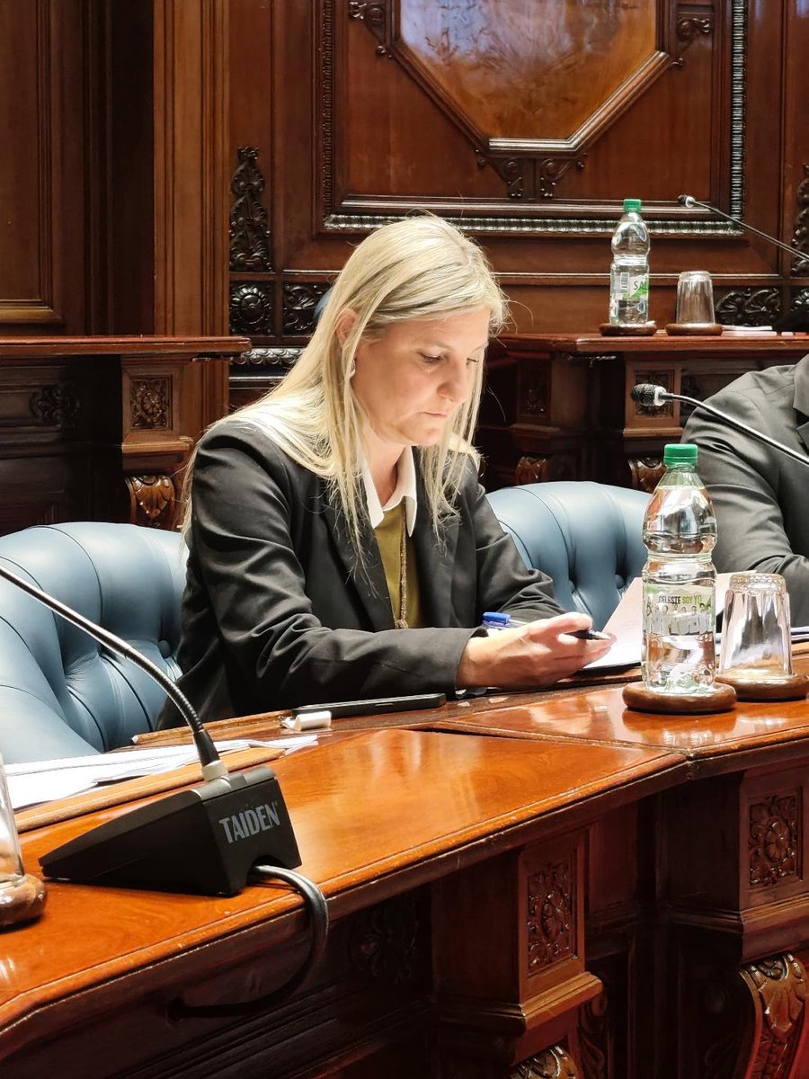 aguescanellas25's tweet photo. Otra jornada de compromiso y trabajo en el Senado! 🇺🇾🏛️
Hoy asumimos nuevamente la banca en la Cámara de Senadores, con la responsabilidad de siempre y el orgullo de representar a la Lista 25 junto a nuestro líder @AndresOjedaOk https://t.co/q06m7o3rbs