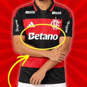 MinDefBahea's tweet photo. Mauro Cezar fez uma das perguntas mais desconfortáveis do debate sobre as bets nesta Copa.

A campanha contra a CazéTV ganhou força, a liminar saiu e o canal virou o principal alvo. 

Foi aí que Mauro interrompeu a discussão com uma pergunta simples:

"O que endivida mais as famílias? As Bets ou o sistema financeiro que oferece crédito a pessoas que ganham pouco?"

Um aposentado que consegue R$ 500 emprestado, não consegue pagar os juros absurdos e fica nas mãos do banco. 

Cartão de crédito. Cheque especial. Consignado. Isso ninguém discute.

E a seletividade vai além. 

Corrida de cavalo pode apostar. Jockey Club vive de aposta. Loteria do governo pode. 

Propaganda de bebida alcoólica tudo bem. 

Na Inglaterra havia casa de aposta a cada esquina antes mesmo de existir site.

"Se é para falar sobre Bets, deveria falar sobre tudo. Não pode ser só CazéTV."

Sobre o governo ele foi ainda mais direto: a razão pela qual as Bets não foram proibidas é porque o governo quis arrecadar com elas. 

E proibir não funcionaria de qualquer forma porque quem quer apostar acessa pela internet de onde estiver.

O caminho é regulamentar. Publicidade, funcionamento, geração de empregos, organização do setor.

O jornalista @demetriovec Demétrio Vecchioli respondeu chamando o argumento de lógica idiota e defendendo que aceitar anunciante não compra silêncio editorial. 

O debate é legítimo.

E por isso, quero saber a sua opinião:

Se o seu clube tem Bet na camisa e você nunca protestou, você tem moral para criticar a CazéTV pelo mesmo motivo?

🎙️ Barbacast — link abaixo
#Bet #CazéTV #mídia #futebol #regulamentação #MauroCezar #imprensa