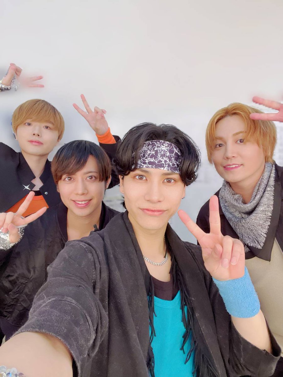 yokosukataiki's tweet photo. 「*pnish* on 9」開幕！
開幕しました！！
八嶋さんから初日お祝いを頂きました！！
ありがとうございます！

本日のゲストたかしさん！！！
マハラジャモード以来にお会いしました！
皆様盛り上がっていきましょー！ https://t.co/ISvpuQSPxw