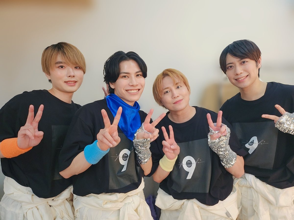 yokosukataiki's tweet photo. 「*pnish* on 9」開幕！
開幕しました！！
八嶋さんから初日お祝いを頂きました！！
ありがとうございます！

本日のゲストたかしさん！！！
マハラジャモード以来にお会いしました！
皆様盛り上がっていきましょー！ https://t.co/ISvpuQSPxw