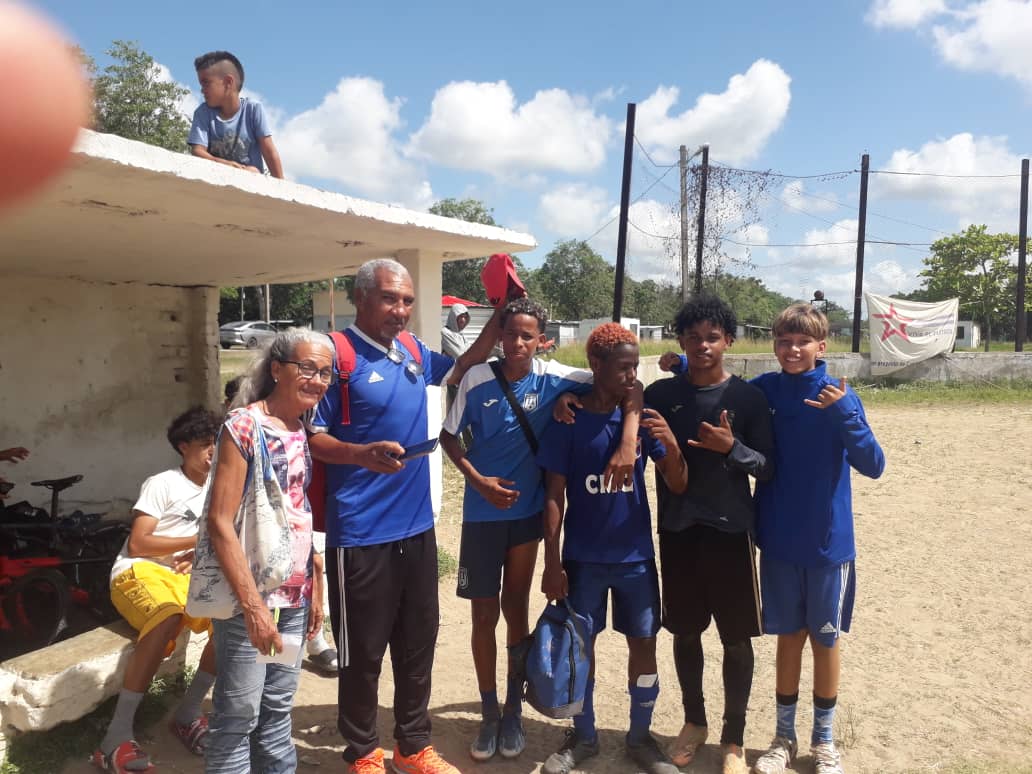 eidecp's tweet photo. Continúan siendo parte activa en la celebración de los Festivales Deportivos Escolares nuestr@s profes y atletas, dando todo de sí para el disfrute de adultos y niñ@s.

#100AñosConFidel
#CubaVencera
#EideCerroPelado https://t.co/Lq2hT513EA