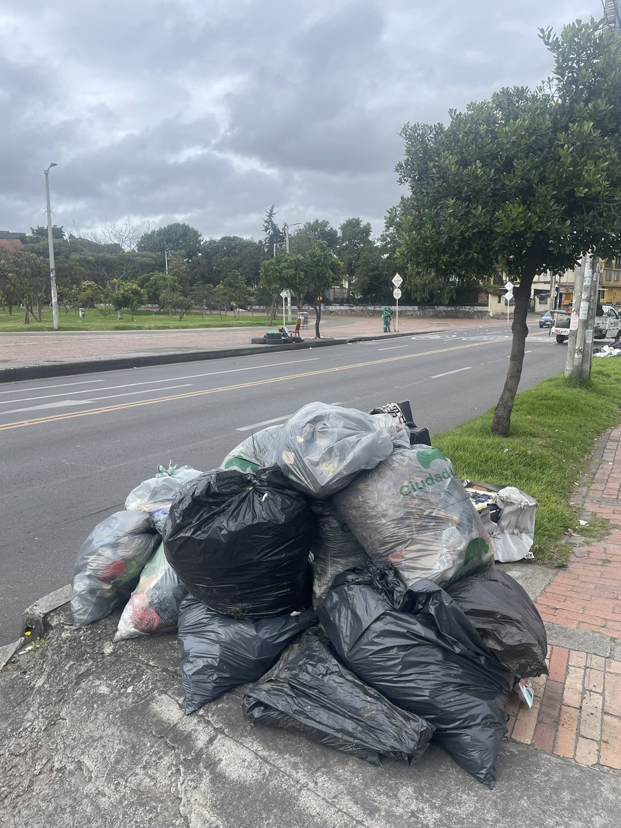 ArmandaconR's tweet photo. @CarlosFGalan Muy muy triste situación en Castilla cada día de recolección de basura aparecen cosas como estas https://t.co/e8a2IEONL6