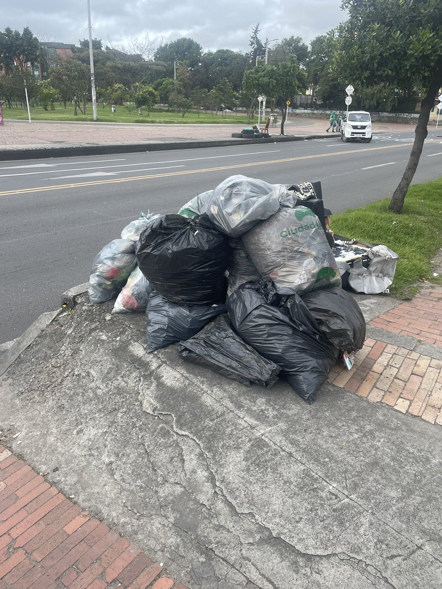 ArmandaconR's tweet photo. @CarlosFGalan Muy muy triste situación en Castilla cada día de recolección de basura aparecen cosas como estas https://t.co/e8a2IEONL6
