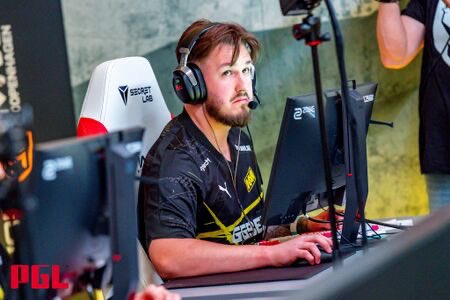 PolymarketCS2's tweet photo. OFFICIAL: @jLcsgo_ just left NAVI. 🚨

BCG is announcing their 5th player tonight. BCG JL confirmed? 👀

If true, BCG will be: 

🇺🇦s1mple
🇷🇺electronic
🇩🇰Magisk
🇲🇳Senzu
🇱🇹JL

W or L team? 👇 https://t.co/04WmmSfXQ7