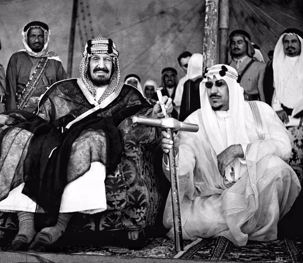 KSA_H77's tweet photo. افتتح الملك المؤسس عبدالعزيز بن عبدالرحمن آل سعود أول خط سكة حديد يربط بين الرياض والدمام بطول 449 كم في 19 محرم 1371هـ الموافق 20 أكتوبر 1951م. https://t.co/VEjTpEAbXr