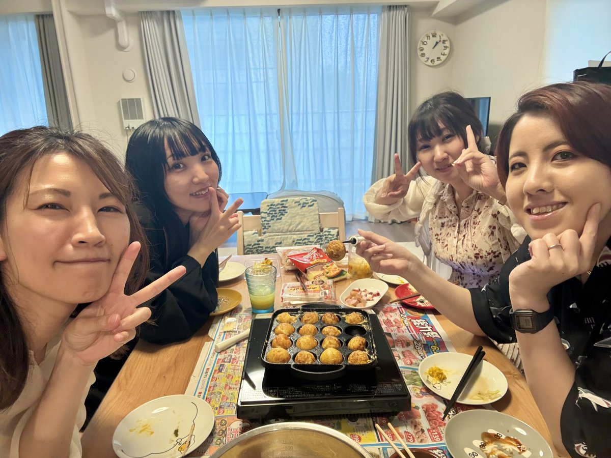 chiro522's tweet photo. たこぱしたぞ🐙
いろんな話してわいわいして、👦🏻帰宅後はワンマンライブにお付き合いいただき…🎤
めーちゃたべた！ケーキも食べちゃった！お腹いっぱいすぎ！たのしかったああああ🫶🏽💕
 
私マヨ苦手で「マヨ買い取ります」と言って大きいの買ったのに忘れて帰った罪ある2人は早く取りに来てください🖐🏽 https://t.co/zgm46ORGbA