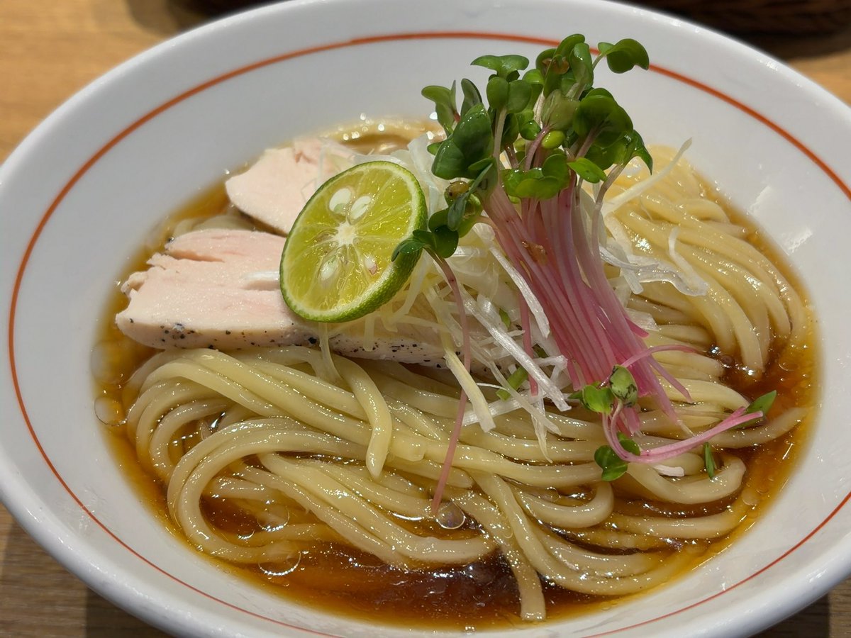 mincat001's tweet photo. エディオンなんばラーメン一座のRamen兼田で鰹昆布水の冷やし。うん、20点のガッカリ感。冷やしなのにスープ一口目から全然冷たくなくてぬるいってだけで80点マイナスよ。麺は冷たく締めてあるからまぁある程度は冷えるけど全然「冷やし」ではなかったな。味はまぁよかっただけにほんと残念。 https://t.co/Ztf9qM2OZd