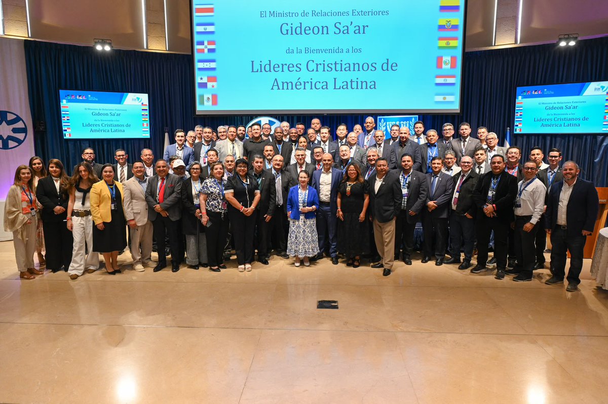 IsraelinCol's tweet photo. ¡Bienvenidos a Israel, líderes cristianos de América Latina!

El ministro de Relaciones Exteriores, @gidonsaar, recibió en Jerusalén a una delegación de cerca de 70 líderes evangélicos, referentes de la sociedad civil, los medios, la academia y comunidades religiosas.

Seguimos profundizando lazos con nuestros amigos de la región y acercándolos a la realidad de Israel.  

📸 Mordejai Gordon,@IsraelMFA.