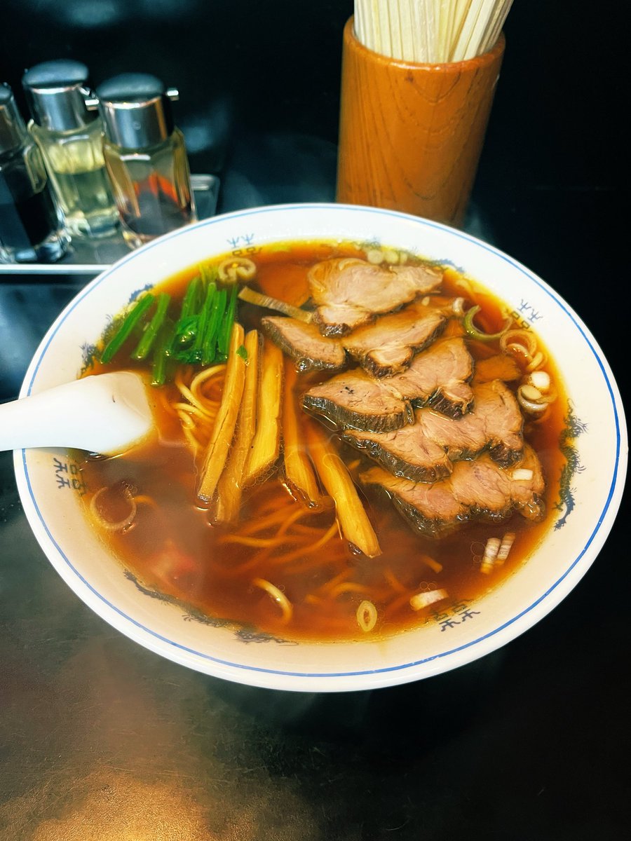 kobe_ramen_club's tweet photo. 1977年創業の老舗町中華😋
「半チャンラーメン」御三家の一つとして有名だそう🤭
喉越し良いストレート麺に鶏ガラベースのコクのある昔ながらの醤油スープがベストⓂ️🫰パラパラ炒飯も絶品🤤💕
リピ確定🙏
【チャーシューメン】
・半チャン
#中華成光
#どさんこ東京ラーメン部
#どさんこチャーハン部 https://t.co/s6fFdU38dZ