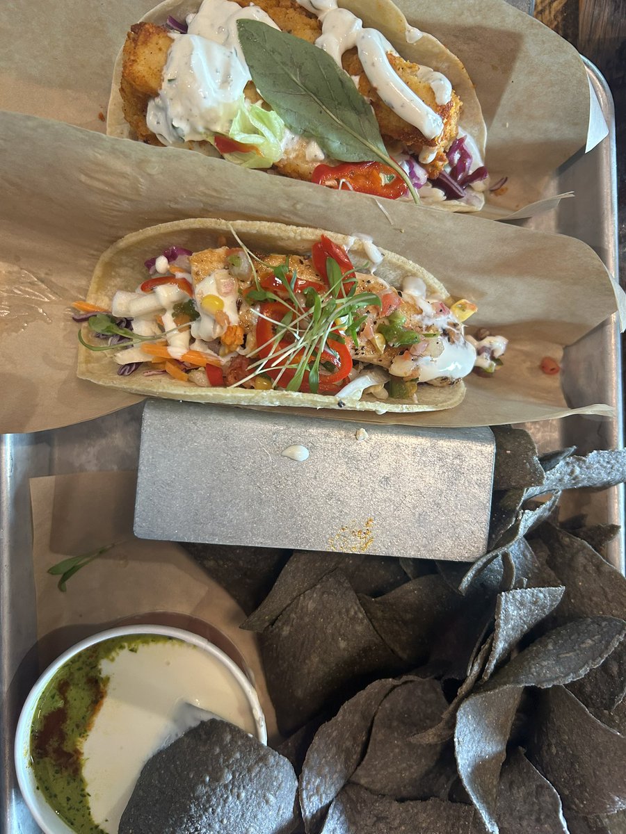 nisa_rodri's tweet photo. i didn’t take a pic of my breakfast but i had the other half of my wrap (585 cal) and a peach (63 cal). This was lunch/dinner! (food listed top to bottom as in pic)

hot tofu taco: 370 cal
salmon taco: 220 cal
queso + chips (shared): 330 cal

total: 1568 cal https://t.co/RKiaJuJo30