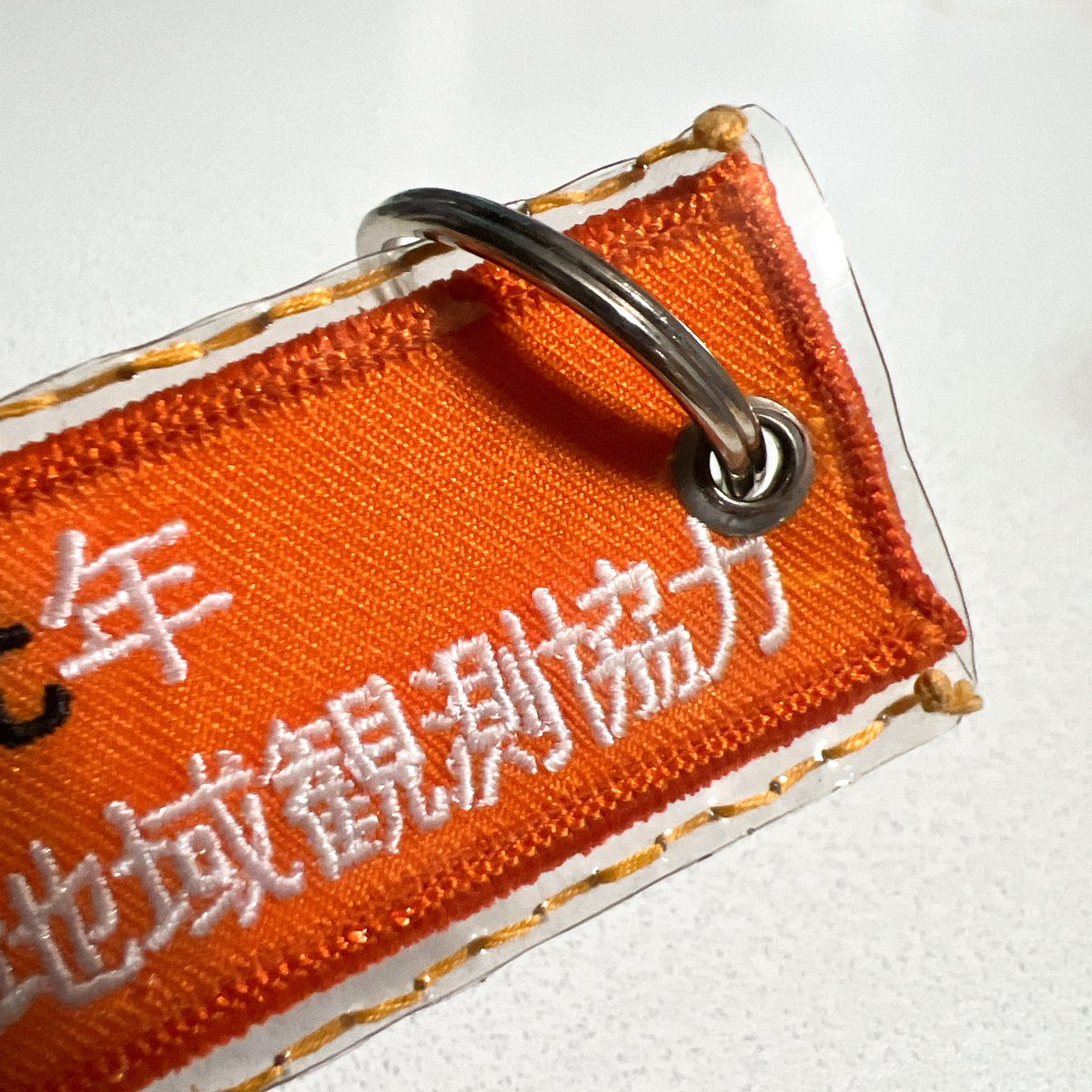 kyumei_fukan's tweet photo. 100均の軟質カードケースを
カバーに利用する場合

挟んで周りを適当な糸で
なみ縫いして余計な部分を
切り取るとこんな感じで
カバー出来ます

こちらも痛んでくると
カバー破れちゃいますが💦 https://t.co/zkFtymgVq0