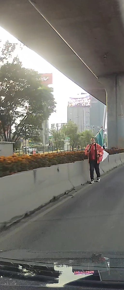 pinkynay's tweet photo. A las 7am un peatón caminaba sobre los carriles centrales de periferico rumbo a Cuemanco en sentido contrario a la altura de Gran Sur @TlalpanAl @DiarioCuicuilco @TlalpanVecinos @OVIALCDMX @UCS_GCDMX https://t.co/J2dCog1DBs