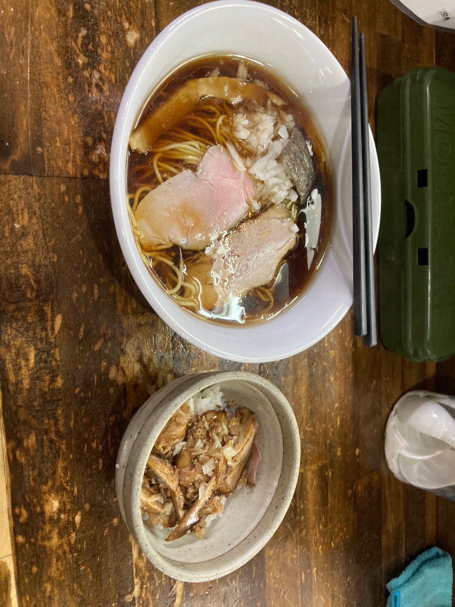 qpsdlSY4PM6pmUg's tweet photo. 今日はだいぶ久しぶりに
八王子左入の
らーめんなぶらへ
八王子ラーメン肉めしセットを
いただきました🍜 https://t.co/YyhG1OpSDj